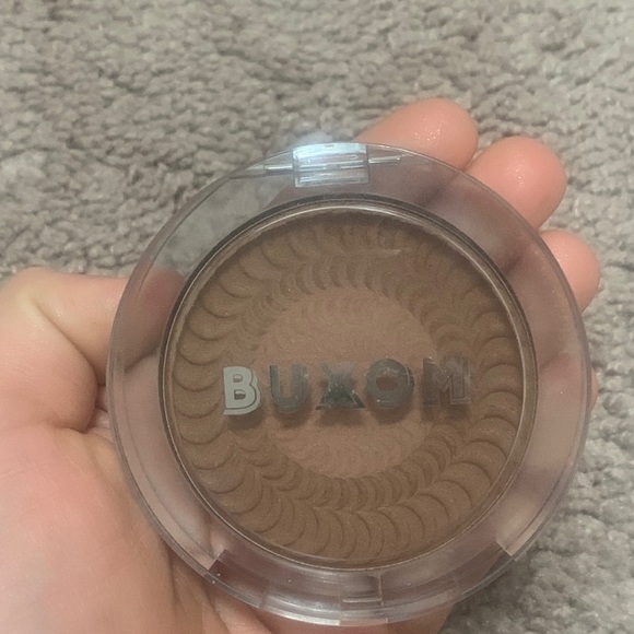 Buxom bronzer - Picture 1 of 3